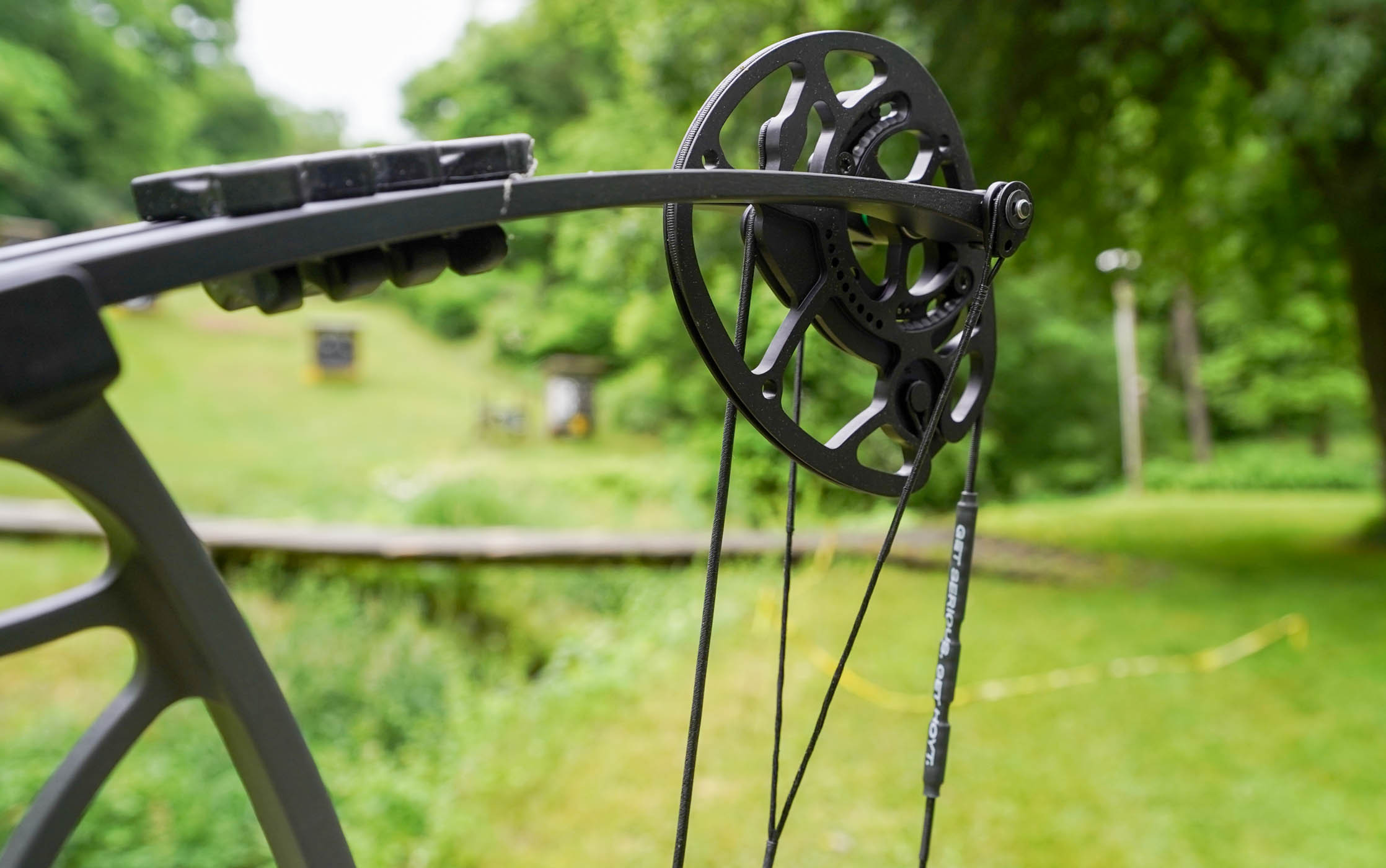 Split yokes on the Hoyt Torrex compound bow, a feature for easy tuning.