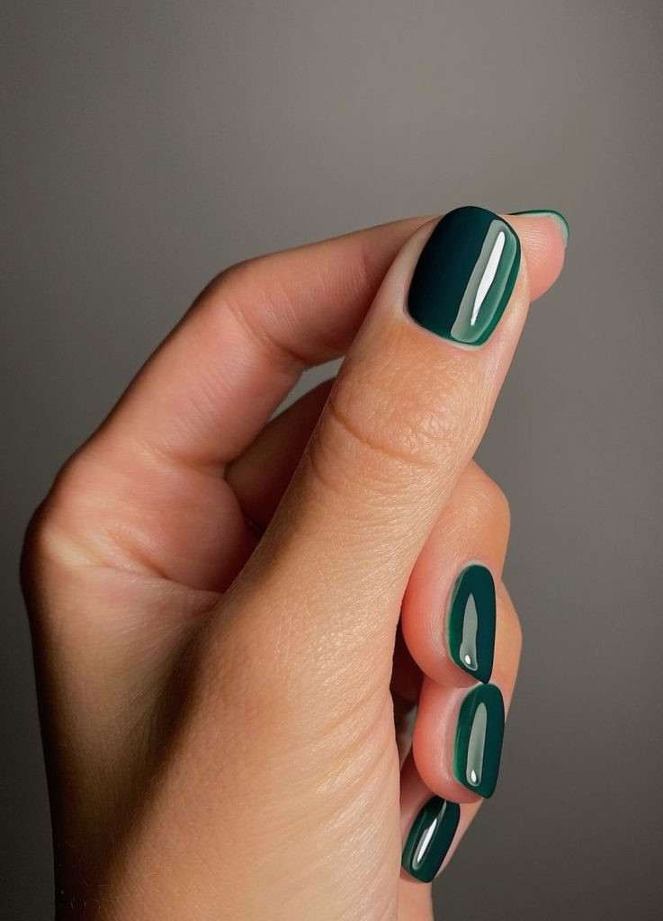 Jewel-toned green old money nails on short squoval nails, emerald green glossy color.