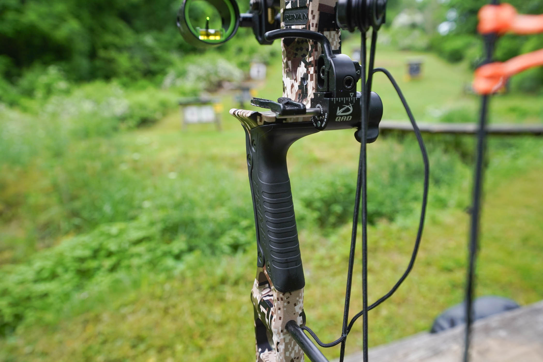 The centered grip design on the Prime Ronan compound bow.
