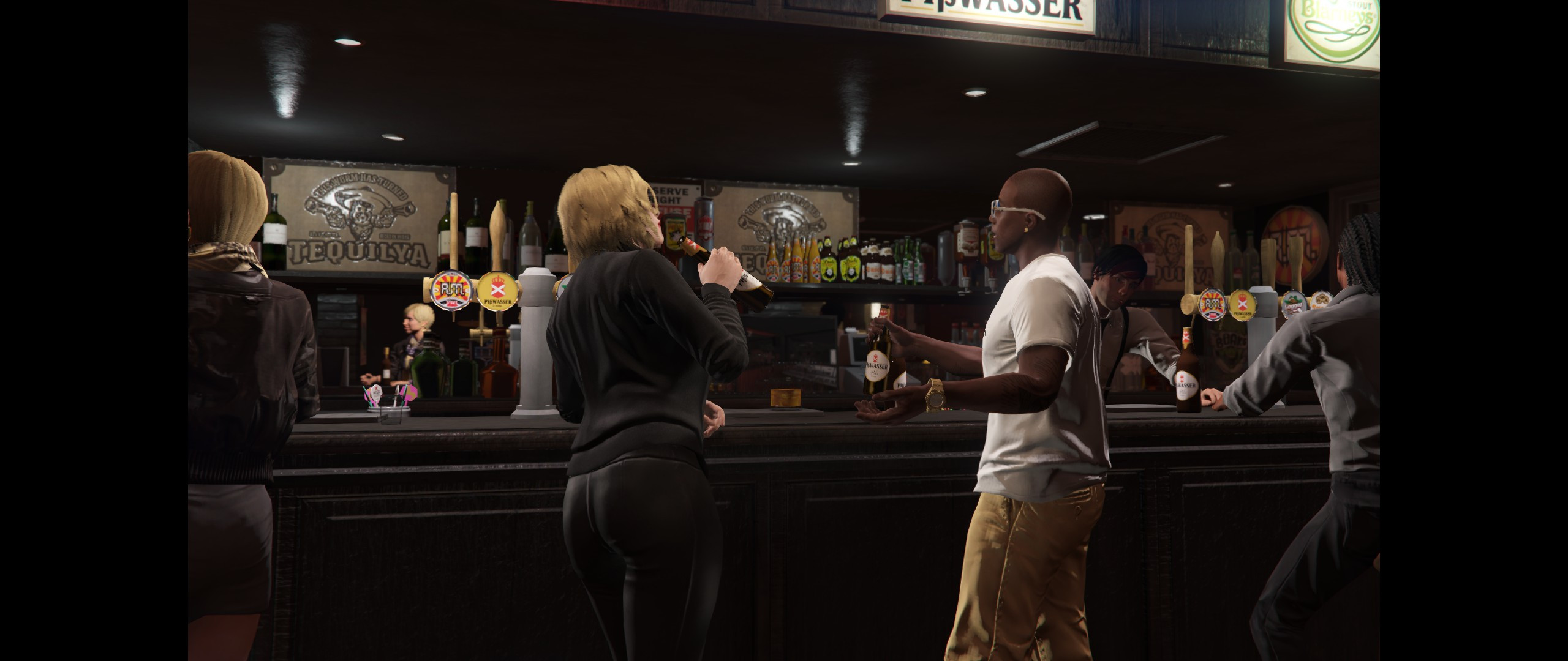 Players teaming up to complete a heist, highlighting the benefits of having friends in the game