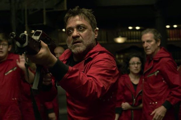 Enrique Arce as Arturo Roman in Money Heist on Netflix, looking smug