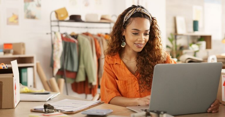 Woman writing a German cover letter at her laptop