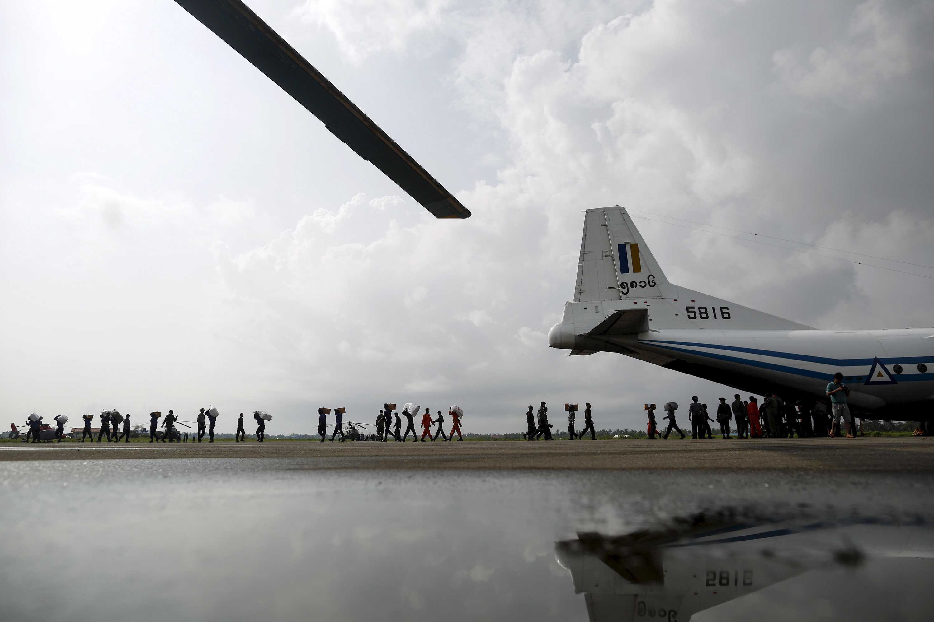 Aid being unloaded from a US cargo plane