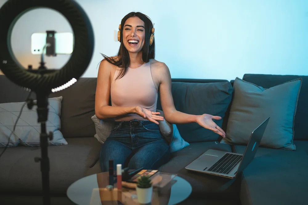 Affiliate marketing setup with a laptop displaying product reviews and links